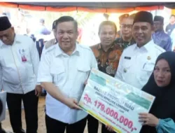 Pj Bupati Inhil Dampingi Pj Gubri Salurkan Bantuan Sosial Bagi Korban Bencana Longsor di Tembilahan Hulu