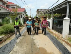 Tinjau Pengerjaan Peningkatan Jalan Lingkungan, Pj Bupati Inhil Himbau Jangan Dirikan Bangunan di atas Drainase