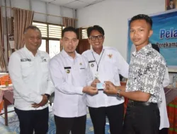 Pj Bupati Inhil Tinjau Perekaman KTP Elektronik Bagi Pelajar SLTA di Kecamatan Kuindra