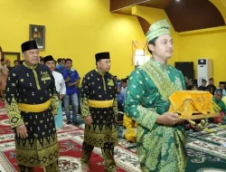 Pj Bupati Inhil Hadiri Penabalan Gelar Adat Bupati dan Wakil Bupati Siak