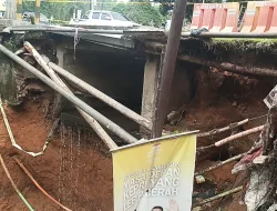 Waspada! Tanah Bahu Jalan Simpang Kota Piring Tanjungpinang Longsor