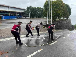 Polres Kepulauan Anambas Bersihkan Tumpahan Solar di Tarempa untuk Keamanan Lalu Lintas