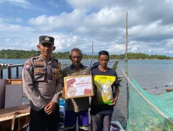 Polres Lingga Salurkan Bantuan Sembako untuk Keluarga Korban Bencana Alam di Desa Pulau Duyung