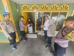 Kapolsek Meral Salurkan Bantuan Sosial di Gg. Awang Noor, Bentuk Kepedulian Polri terhadap Korban Banjir Akibat Cuaca Ekstrem