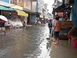 Banjir Rob Ganggu Aktivitas Warga di Pelantar 2 Tanjungpinang, Kepri