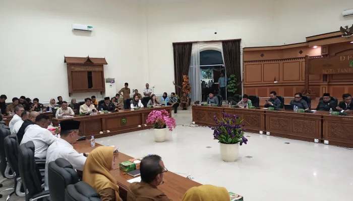 DPRD Tanjungpinang Menolak Kenaikan Tarif Pas Pelabuha