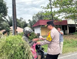 Polres Dharmasraya Bagikan Takjil kepada Pengendara di Jalan Lintas Sumatera