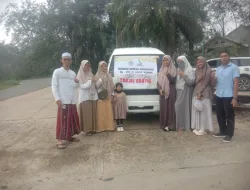 Ramadan Berkah: SMP IT Great School Sungai Rumbai Bagikan Takjil Gratis untuk Pengguna Jalan