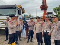 Kapolres Dharmasraya Tinjau Proses Pembangunan Jembatan Darurat yang Hampir Rampung