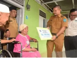 Pemkot Sawahlunto Berikan Bantuan Kepada Lansia Kurang Mampu Jelang Lebaran