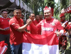 Pengibaran Bendera Merah Putih di Air Terjun Simonang-Monang Sambut HUT ke-80 RI