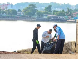 Pimpin Kamis Goro, Gubernur Ansar Bersihkan Tepi Laut Tanjungpinang
