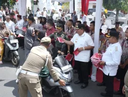 Merah Putih Dibagikan di Jalanan Asahan, Bupati: Jangan Sampai Simbol Negara Kalah dari Bendera Fiksi