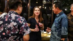 Gubernur Ansar berbincang dengan Lisa Podolny, Konsul Amerika Serikat untuk Wilayah Sumatera di acara Welcome Reception kawasan Harborbay Batam, Senin (22/9/2025)