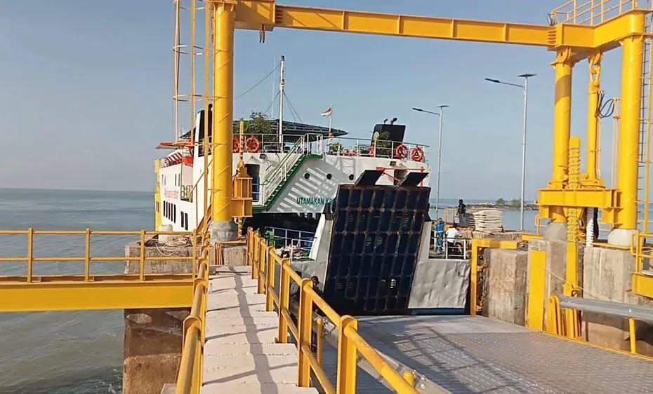 Kapal Roro bersandar di Pelabuhan Parit Rempak Tanjungbalai Karimun.