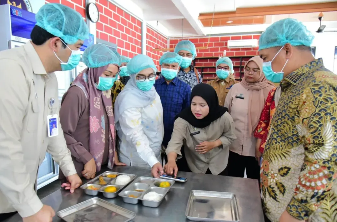 Komisi IX DPR RI di Dampingi Wakil Gubernur Kepulauan Riau Bapak Nyanyang Haris Pratamura Meninjau Dapur MBG