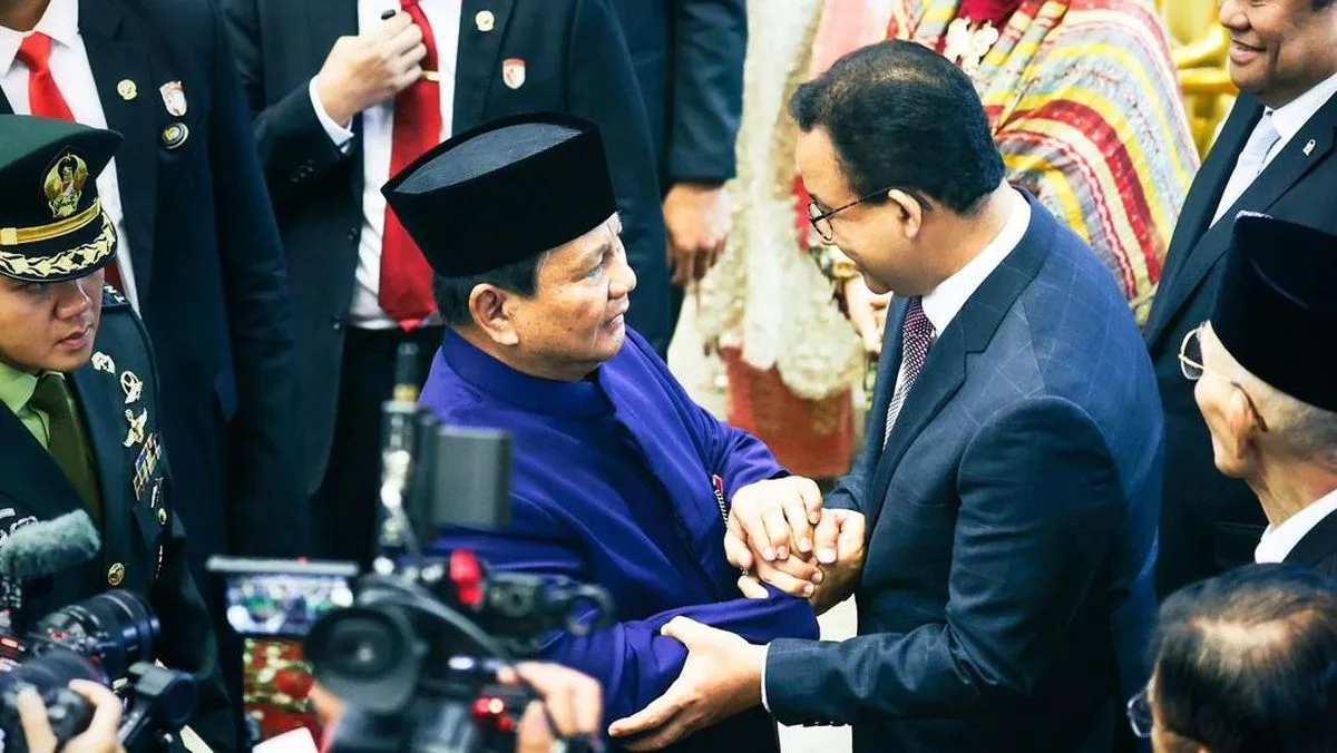 Anies Baswedan dan Presiden Prabowo Subianto Berjabatan Erat.