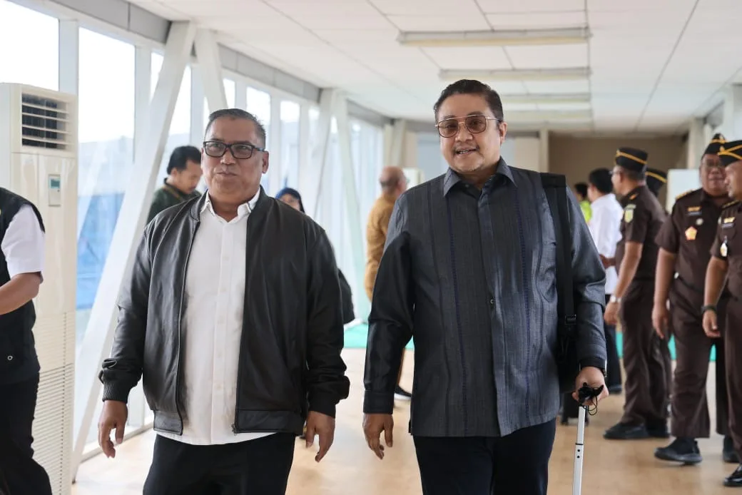 Wagub Kepri Nyanyang Haris Pratamura bersama Wakil Ketua Komisi II DPR RI Dede Yusuf yang datang bersama rombongan untuk melaksanakan Kunker Spesifik di Bandara RHF Tanjungpinang, Senin (29/9/2025)