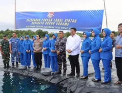 Bupati Roby Dukung Program Ketahanan Pangan Lanal Bintan dengan Tebar Benih Udang