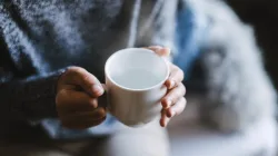 Ilustrasi Minum Air Putih Hangat Memang Bagus Untuk Kesehatan.