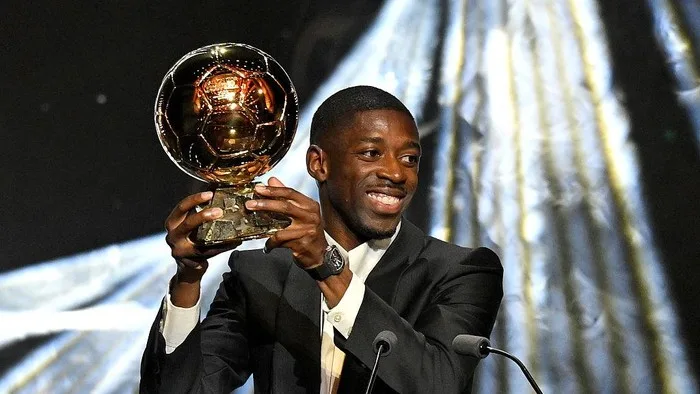 Ousmane Dembele memegang trofi Ballon d'Or 2025.