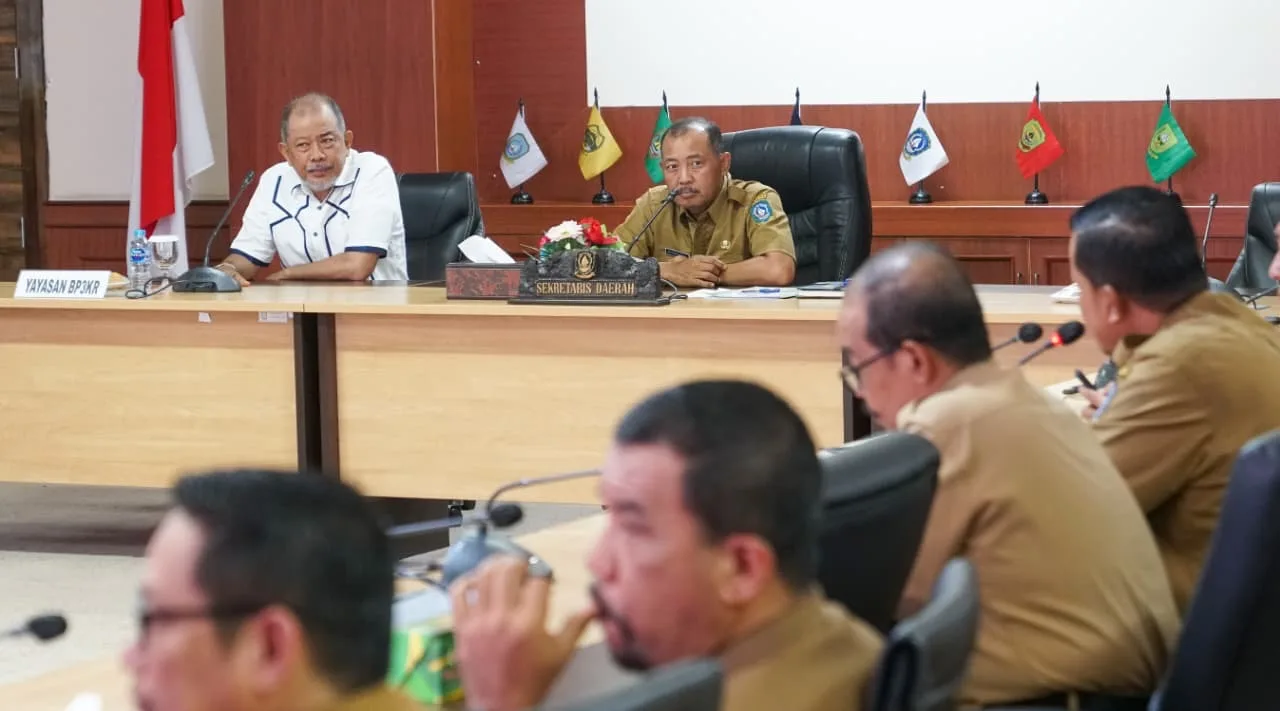 Sekdaprov Kepri Adi Prihantara memimpin rapat persiapan Peringatan Hari Jadi Provinsi Kepri ke-23.