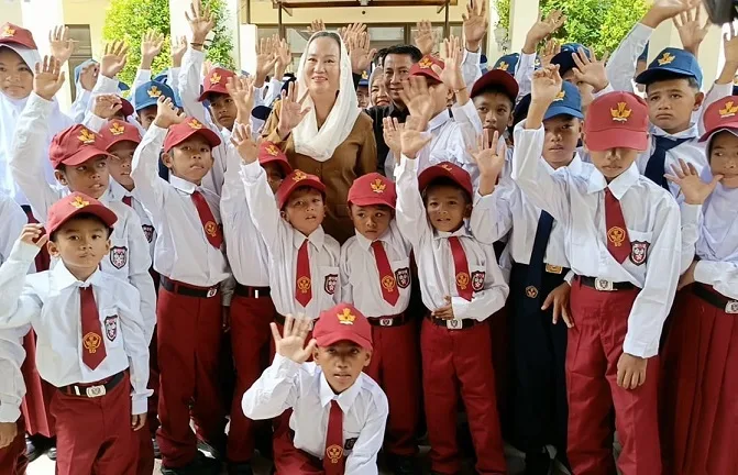 Wajah semringah 100 anak kurang mampu Natuna bersama Bupati Natuna Cen Sui Lan pada saat pembukaan MPLS Sekolah Rakyat Natuna, Senin 22 September 2025.
