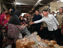 Wapres Gibran Blusukan ke Pasar 16 Ilir Palembang, Pastikan Stabilitas Harga & Serap Aspirasi Pedagang