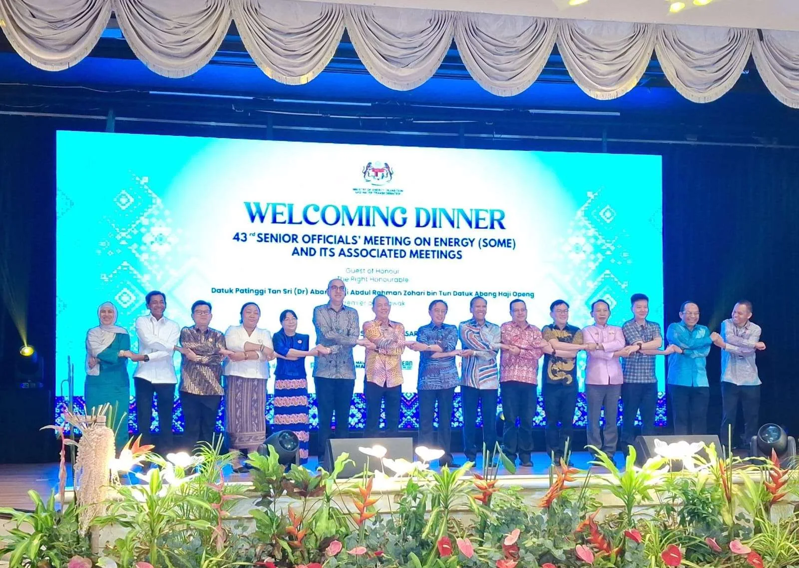 Wakil Perdana Menteri Malaysia sekaligus Menteri Transisi Energi dan Transformasi Air (PETRA) Malaysia Datuk Amar Haji Fadillah bin Haji Yusof (ketujuh dari kiri), saat menghadiri Jamuan Makan Malam Pertemuan Pejabat Senior ke-43 tentang Energi (SOME) dan Pertemuan Terkaitnya Juni lalu di Kuching, Sarawak, Malaysia.