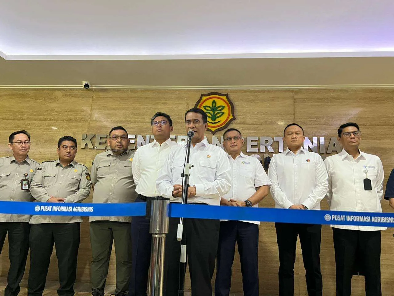 Menteri Pertanian (Mentan), Andi Amran Sulaiman dalam jumpa pers resmi di Kantor Pusat Kementan, Jakarta.
