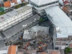 Tim SAR Pasang Penyangga untuk Menopang Gedung Miring di Ponpes Al Khoziny