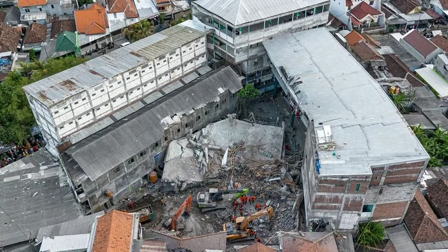 Tim SAR memasang penyangga agar tidak menimbulkan risiko baru saat proses evakuasi korban di Ponpes Al Khoziny, Sidoarjo, Jawa Timur.