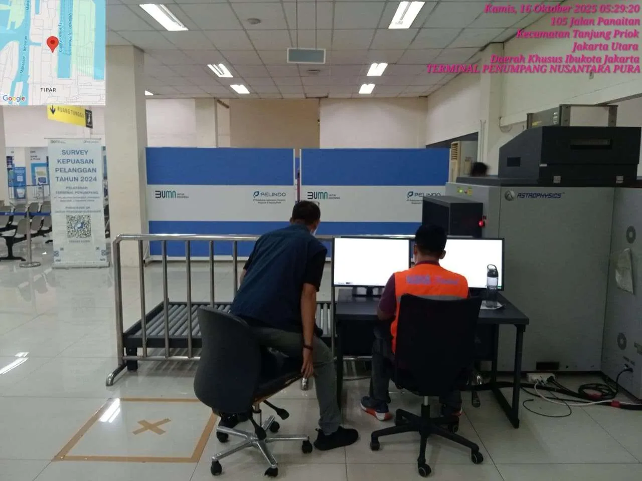 Petugas di Pelabuhan Tanjung Priok, Jakarta Utara yang sedang mengecek barang melewati mesin X-ray