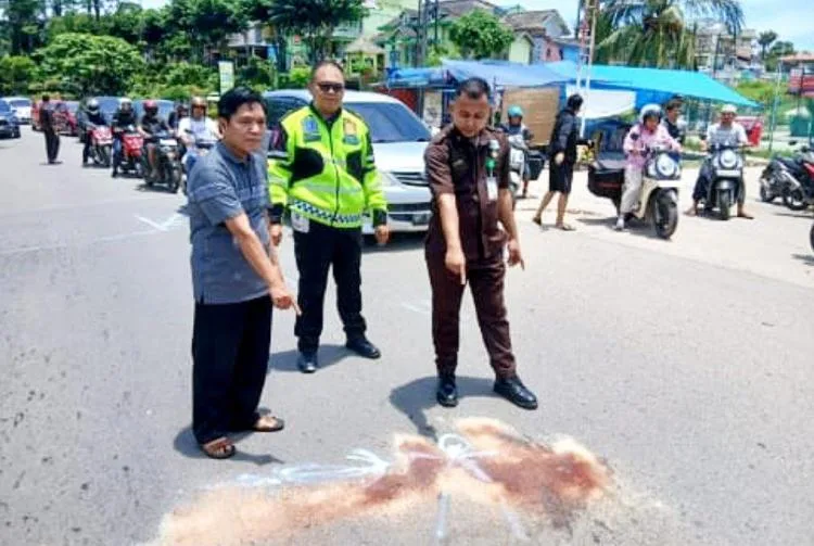 Unit Lakalantas Polresta Barelang Saat Melakukan Olah TKP di di Jalan Umum Raja Ali Kelana, tepatnya di depan Perumahan Alam Raya II, Kecamatan Batam Kota, Sabtu (4/10) pagi.