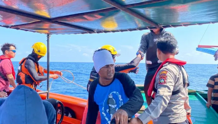 Lima anak buah kapal (ABK) KM Selat Meranti berhasil diselamatkan.
