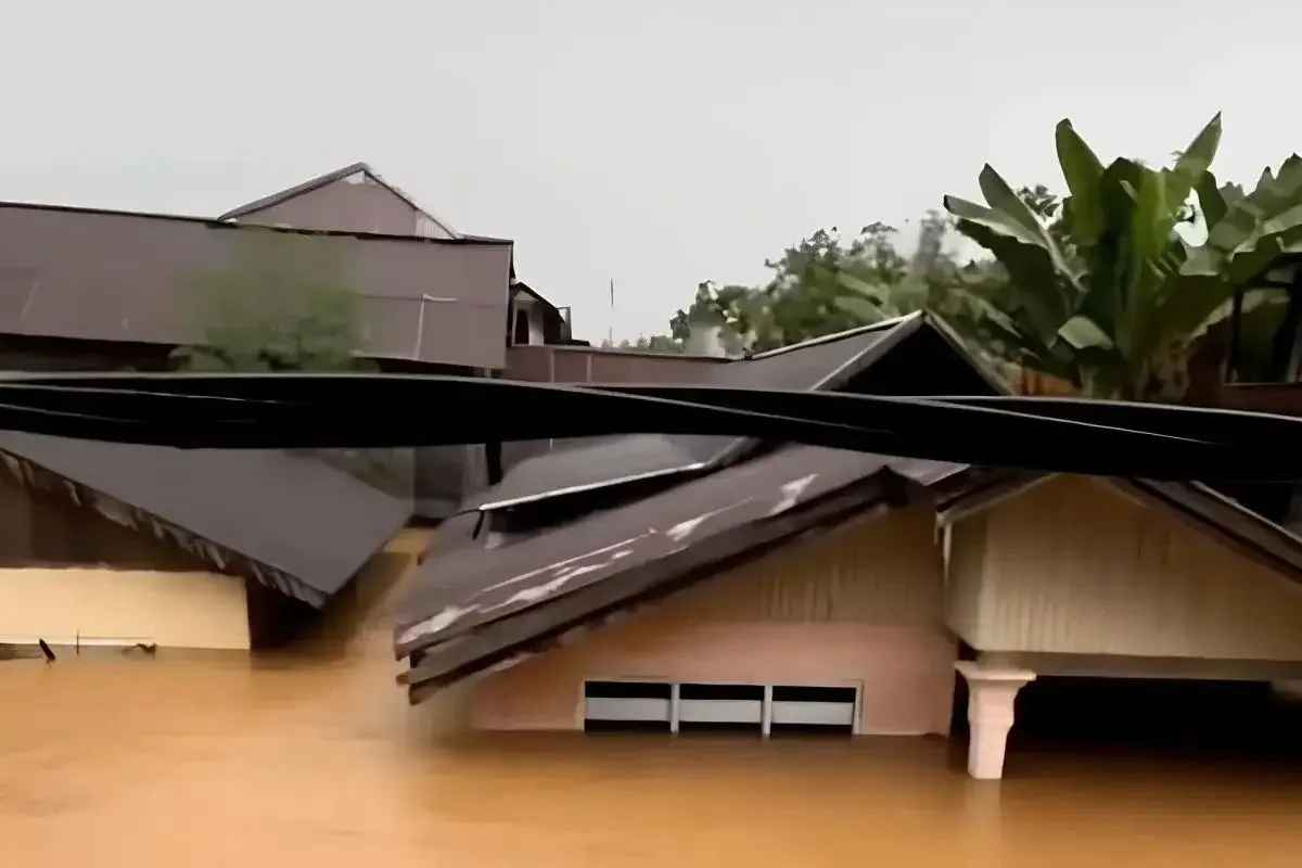 Banjir merendam rumah warga di Kecamatan Baolan, Kabupaten Toli-Toli, Sulawesi Tengah.