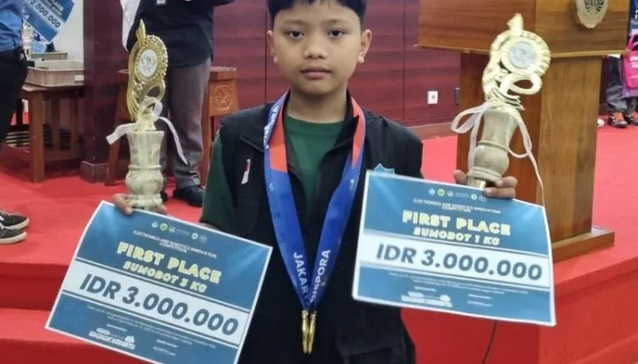 Arkanevo Alenzo Aliando (11), bocah yang duduk di bangku SD kelas VI saat menyabet juara kategori Sumobot 1 Kg dan 3 Kg dalam kejuaraan Elektronics and Robotics Innovation Competition, di Universitas Negeri Jakarta.