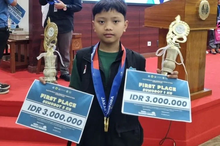 Arkanevo Alenzo Aliando (11), bocah yang duduk di bangku SD kelas VI saat menyabet juara kategori Sumobot 1 Kg dan 3 Kg dalam kejuaraan Elektronics and Robotics Innovation Competition, di Universitas Negeri Jakarta.