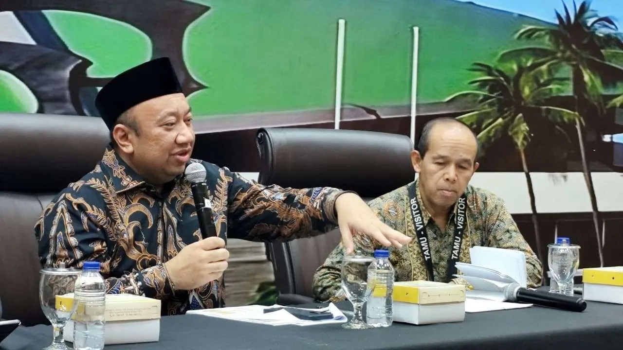 Wakil Ketua Komisi X DPR RI, Lalu Hadrian Irfani (kiri) dan Pengamat Pendidikan Nasional, Darmaningtyas (kanan) saat menjadi narasumber pada forum legislasi yang bertema “Revisi uu sistem pendidikan nasional dinilai tekankan pemerataan dan mutu pendidikan” di Kompleks Parlemen, Senayan, Jakarta, Selasa (30/9/2025).
