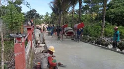 Ketgam : Pelaksanaan Pembangunan Rabat Beton Menuju Kantor Desa Banga, Buteng oleh masyarakat