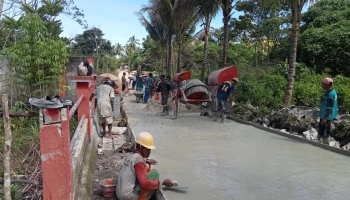 Ketgam : Pelaksanaan Pembangunan Rabat Beton Menuju Kantor Desa Banga, Buteng oleh masyarakat
