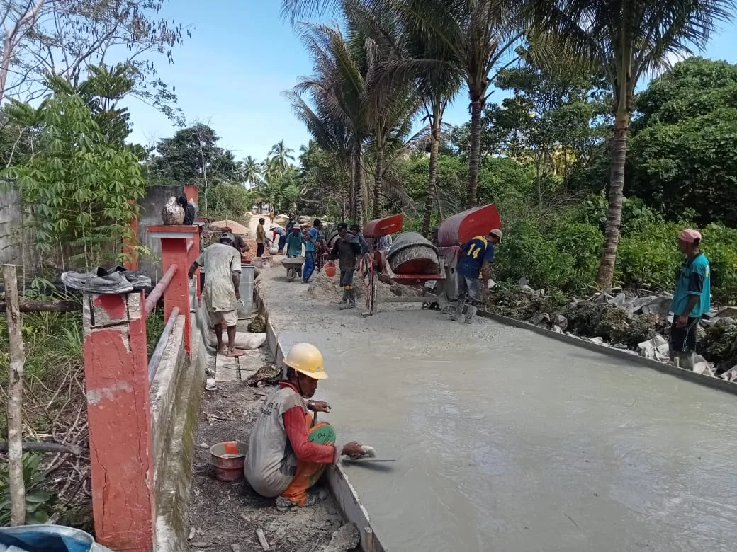 Ketgam : Pelaksanaan Pembangunan Rabat Beton Menuju Kantor Desa Banga, Buteng oleh masyarakat
