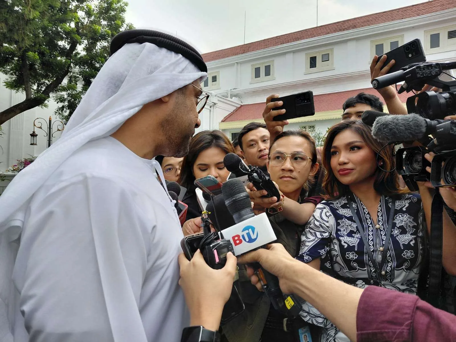 Duta Besar Uni Emirat Arab untuk Indonesia, Abdulla Salem Al-Dhaher memberikan penjelasan kepada wartawan usai bertemu Presiden Prabowo Subianto di Istana Negara, Jakarta.