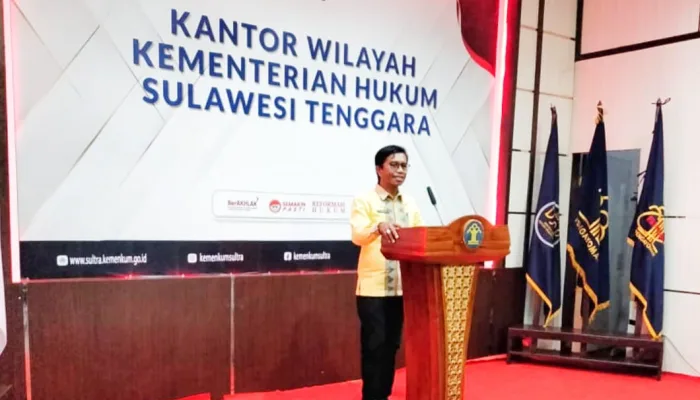 Kepala Dinas Pemberdayaan Masyarakat dan Desa (DPMD) Kabupaten Buton Tengah, Armin, S.Pd., M.Si., saat menyampaikan sambutan mewakili Bupati Buton Tengah dalam kegiatan Sosialisasi Pembentukan Kadarkum dan Pos Bantuan Hukum Desa/Kelurahan di Aula Kanwil Kemenkumham Sultra, Kendari, Kamis (30/10/2025).