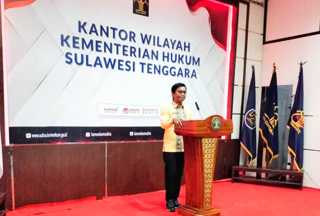 Kepala Dinas Pemberdayaan Masyarakat dan Desa (DPMD) Kabupaten Buton Tengah, Armin, S.Pd., M.Si., saat menyampaikan sambutan mewakili Bupati Buton Tengah dalam kegiatan Sosialisasi Pembentukan Kadarkum dan Pos Bantuan Hukum Desa/Kelurahan di Aula Kanwil Kemenkumham Sultra, Kendari, Kamis (30/10/2025).