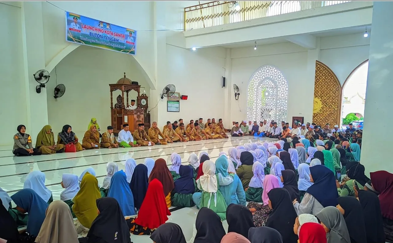 Ketgam : Bupati dan Wakil Bupati Buteng beserta romobongan saat peluncuran SMDT