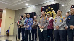 Menteri Kehutanan (Menhut) Raja Juli Antoni (kiri) saat konferensi pers di Mabes Polri, Jakarta.