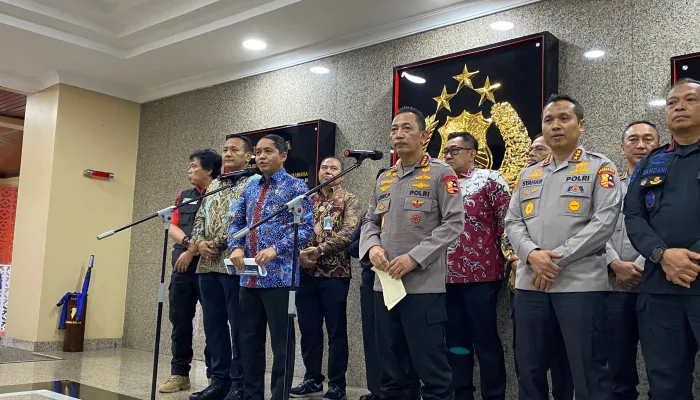 Menteri Kehutanan (Menhut) Raja Juli Antoni (kiri) saat konferensi pers di Mabes Polri, Jakarta.