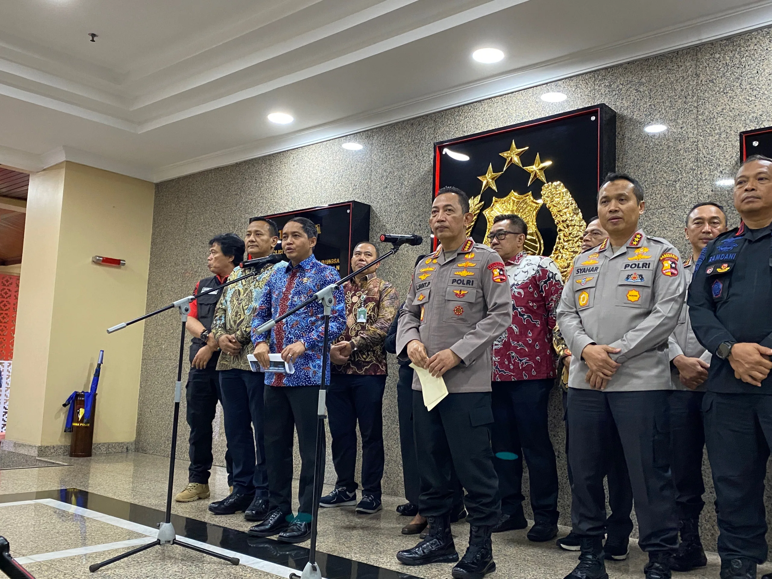 Menteri Kehutanan (Menhut) Raja Juli Antoni (kiri) saat konferensi pers di Mabes Polri, Jakarta.