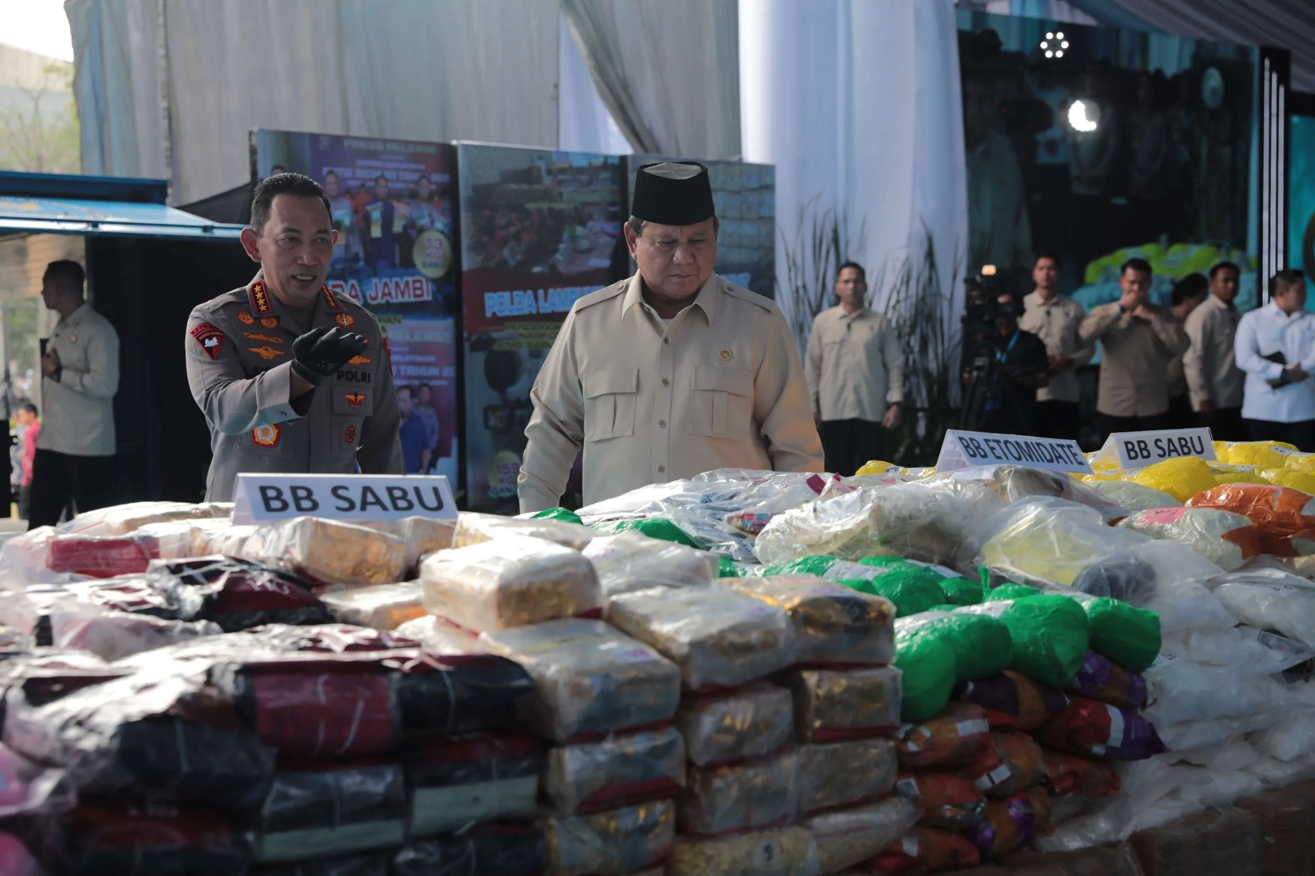 Presiden Prabowo menyaksikan pemusnahan barang bukti narkoba 214,84 ton di Lapangan Bhayangkara, Mabes Polri, Jakarta Selatan, Rabu (29/10/2025).